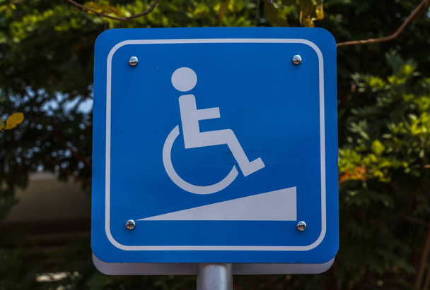 El cartel de estacionamiento para discapacitados sobre un fondo blanco
. - Foto, imagen