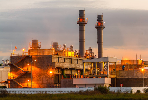 Zakładzie rafinerii petrochemicznych oleju z niebieskim i obraz Zmierzch elektrowni w piękny wieczór - Zdjęcie, obraz