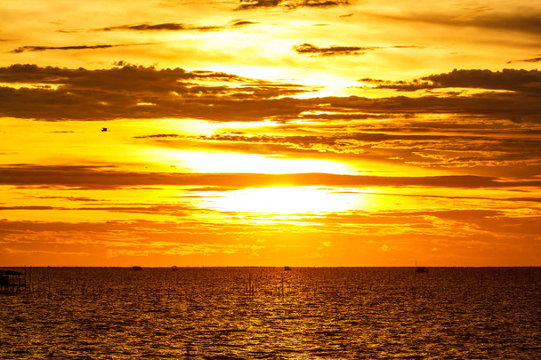 Orange sea sun with in horizon and red sky
 - Фото, изображение