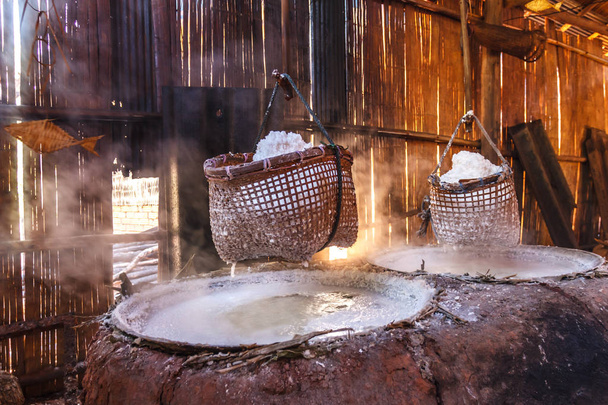 Keitä suola, Lapping kiteytetty suola keitettyä suolavettä folk ammatti vanhanaikainen
. - Valokuva, kuva