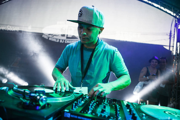 MOSCOW - 6 AUGUST, 2016: DMC DJ World Russian Finals stage at Faces & Laces Festival. Headliners: Invisibl Skratch Piklz (DJ Q-Bert, DJ D-Styles, DJ Shortkut) - Foto, afbeelding