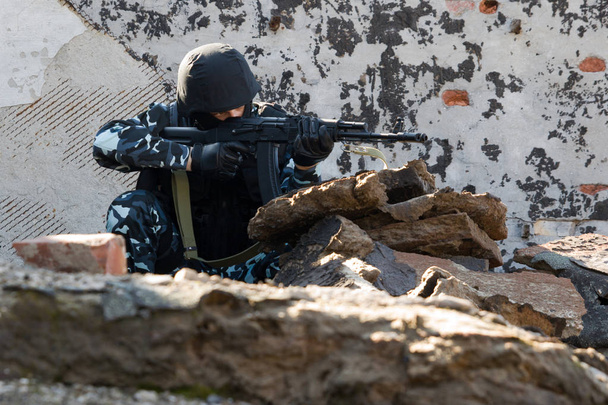 Soldier with a gun in the hideout place - Foto, Imagem