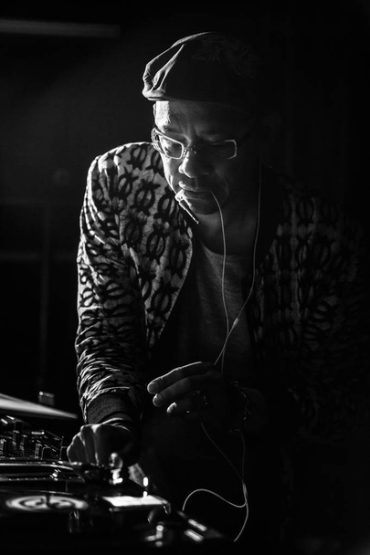 KIEV-4 JULY, 2018: Famous drum and bass disc jockey LTJ Bukem playing live music set on stage in nightclub - Foto, Bild