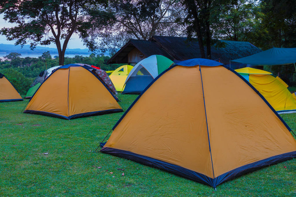 Палатки для туристов в национальном парке, на открытом воздухе
 - Фото, изображение