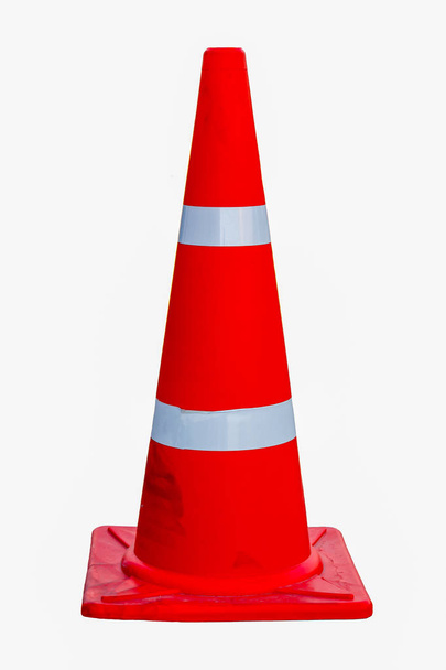 Orangefarbene Kegel zur Verkehrslenkung vor weißem Hintergrund. - Foto, Bild