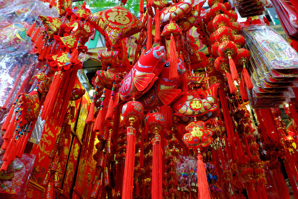 HO CHI MINH CITY, Vietnam 25 gennaio 2019: Primo piano di vivaci ornamenti rossi per il Tet presso il negozio di decorazione sulla città cinese, Cho Lon, un mercato per decorare per il capodanno lunare, Vietnam
 - Foto, immagini