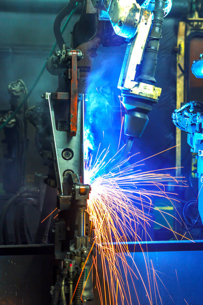 Movimento de robôs de solda em uma fábrica de carros
 - Foto, Imagem
