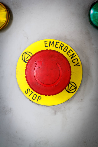Отримання допомоги в вимушену зупинку кнопки, попередження стихійного лиха, допомоги - Фото, зображення