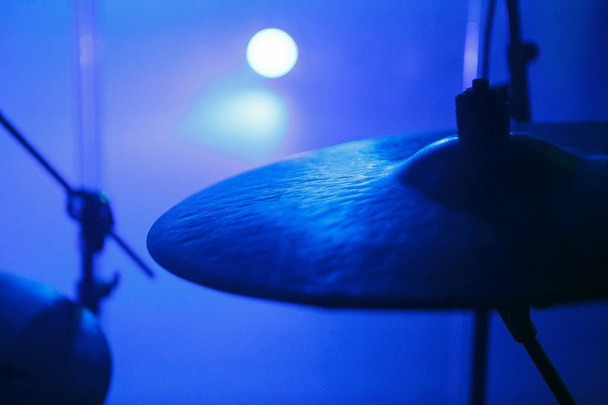 MOSCOW - 30 NOVEMBER, 2016 : Drummers drum set on scene in bright lights.Drums in focus. Professional concert audio drumming equipment. Musical instruments in blue light - Foto, afbeelding