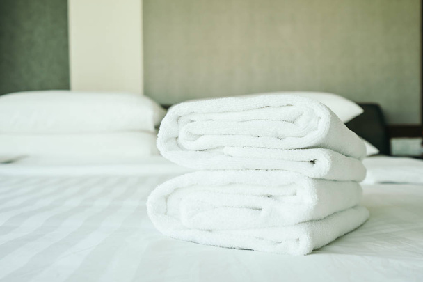 Bílý ručník na postel dekorace interiér ložnice - Fotografie, Obrázek