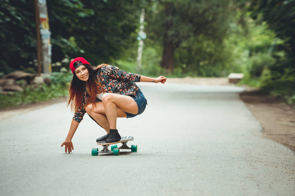 young beautiful fit  woman on skateboard in park - Foto, immagini