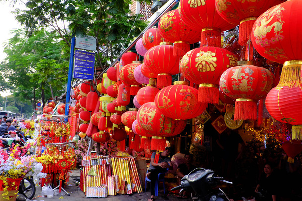 Ho Si Minh-város, Vietnam - Jan 25, 2019: élénk piros díszek ázsiai Tet alkalomra megjelenítése homlokzat dekoráció shop China town, cso Lon, a piactér, decor a holdújév, Vietnam - Fotó, kép