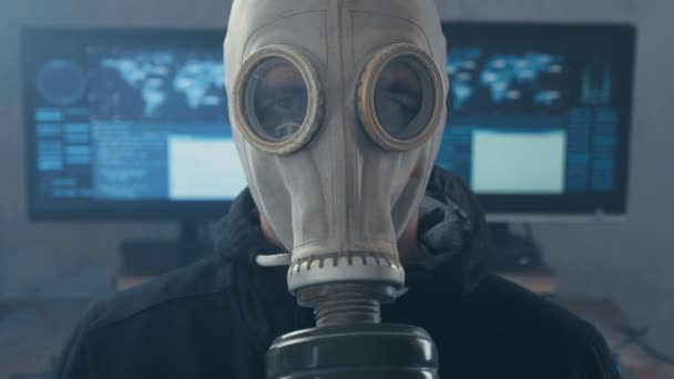 Retrato de Homem em máscara de gás em data center escuro cheio de fumaça. Mundo de postapokalipsis
 - Filmagem, Vídeo