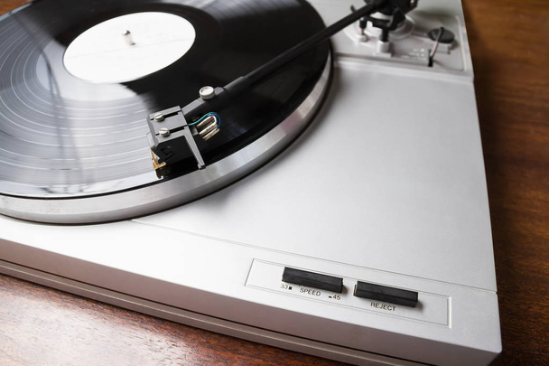 draaitafel vinyl record met muziek afspelen.  - Foto, afbeelding