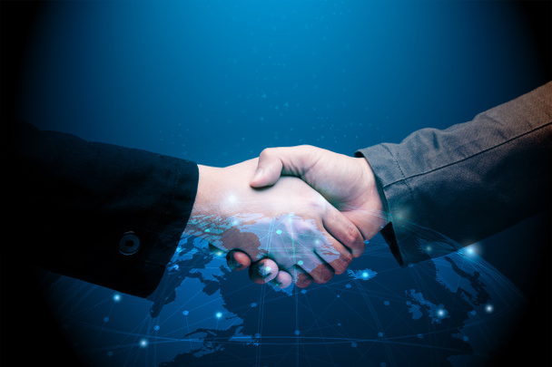 Концепція глобального партнерства з бізнесменом тремтіння рукою зі світовою графічною ілюстрацією
 - Фото, зображення