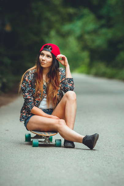 young beautiful fit  woman with  skateboard in park - Foto, immagini