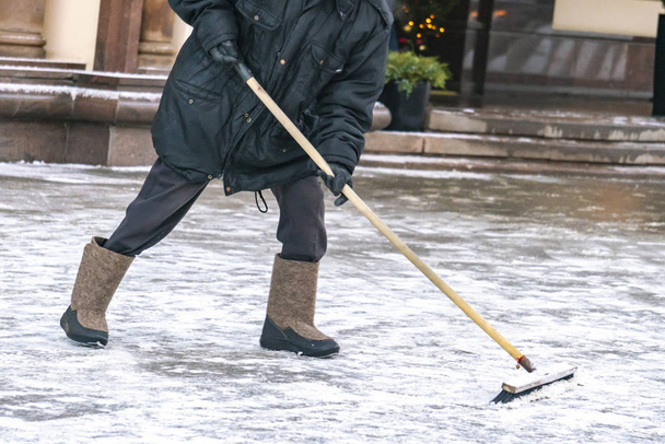 service municipal nettoyage des rues de la neige avec des outils spéciaux après les chutes de neige b
 - Photo, image