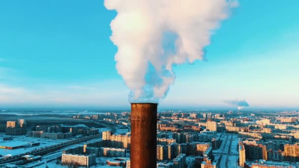 Widok z lotu ptaka palenie rury cieplnej elektrowni o zachodzie słońca - Materiał filmowy, wideo