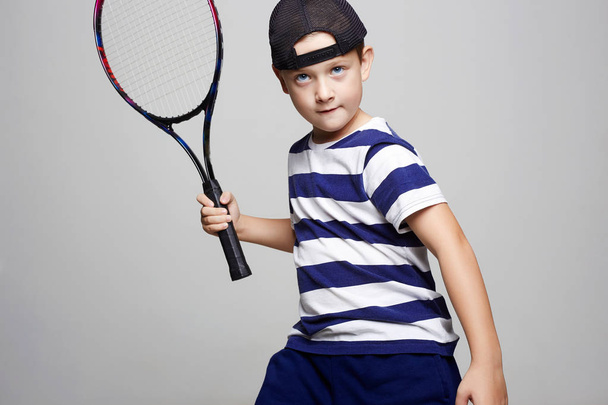 Rapaz a jogar ténis. Miúdo desportivo. Criança com raquete de tênis - Foto, Imagem