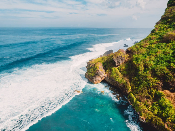 Widok na skaliste wybrzeże i ocean w Bali, Indonezja. - Zdjęcie, obraz