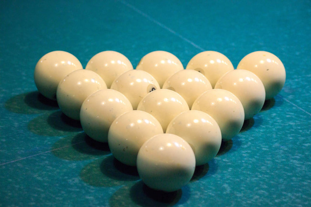 Мячи для Русских Бильярд выстроены с пирамидой в начале игры. Белые шары на зеленом столе. серьезный вид спорта, чемпионат
 - Фото, изображение