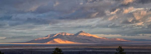 Antelope Island view from Magna, sweeping cloudscape at sunrise with the Great Salt Lake State Park in winter. USA, Utah. - Foto, Imagem