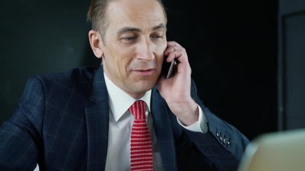 businessman talking on the phone - Materiał filmowy, wideo