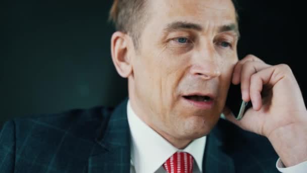 businessman talking on the phone - Felvétel, videó