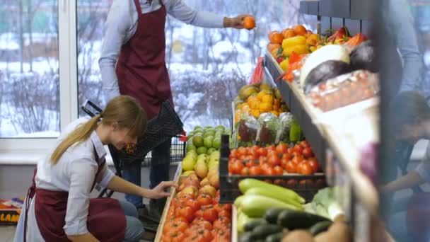 Positieve supermarkt eigenaars werken bij winkel - Video