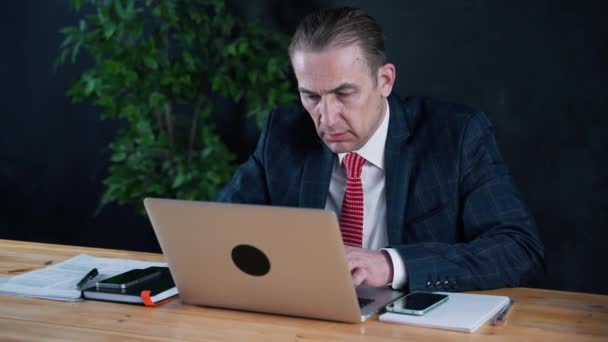 Businessman or lawyer working in the office for a laptop - Materiał filmowy, wideo