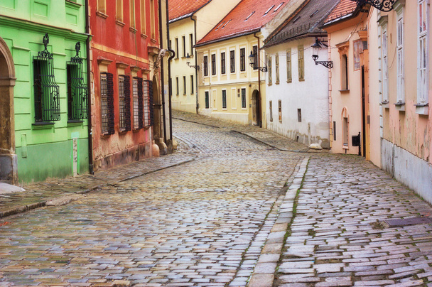 τυπικό Ευρωπαϊκό δρομάκι στην παλιά πόλη της Μπρατισλάβας, Σλοβακία - Φωτογραφία, εικόνα