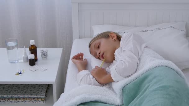 Nemocné dítě v posteli, Ill Kid s teploměrem, holka v nemocnici, pilulky léku - Záběry, video