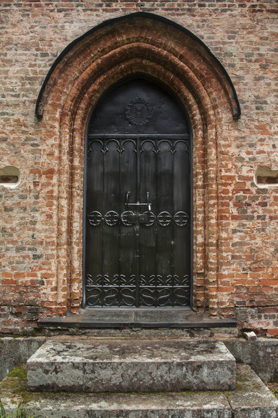 Door of old chapel at cemetery in Finland - Fotoğraf, Görsel