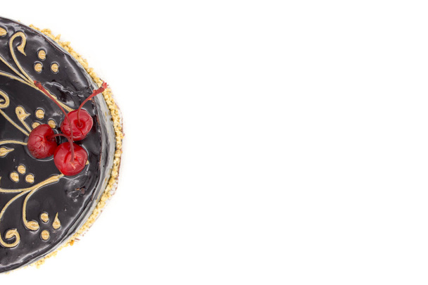 Delicioso bolo de chocolate decorado cerejas e nozes crocantes, um isolado em um fundo branco. Bolo com uma área de espaço de cópia
. - Foto, Imagem