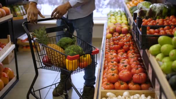 Az ember nyomja kosár élelmiszer-áruház - Felvétel, videó