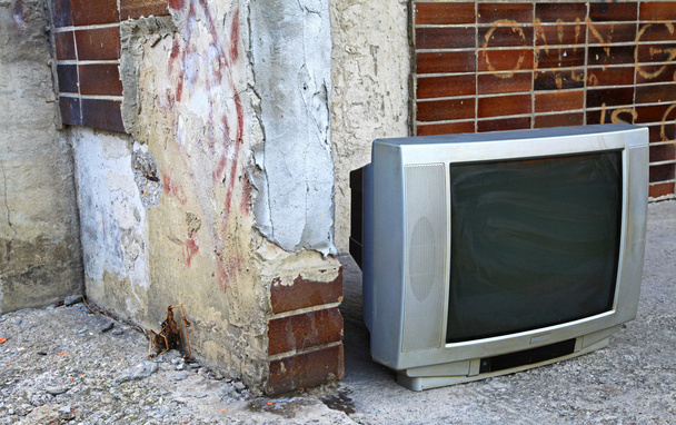 Vieille télévision devant l'appartement
 - Photo, image