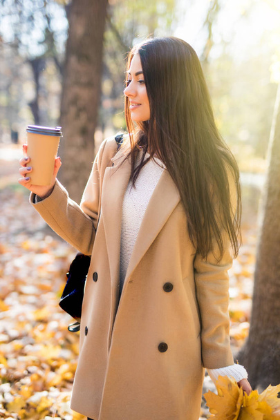 attraktive Frau trinkt Kaffee im Herbstwald - Foto, Bild