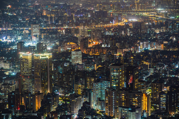 Kaunis arkkitehtuuri rakennus taipei kaupungin horisonttiin yöllä Taiwanissa
 - Valokuva, kuva