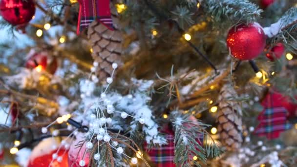 Árbol de Navidad callejero. Bolas de Navidad, guirnaldas y decoraciones en abetos
 - Metraje, vídeo