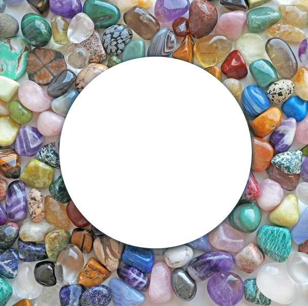 Crystal Circle Border - Cornice a cerchio bianco vuoto con bordi affilati circondata da pietre curative multicolori
  - Foto, immagini