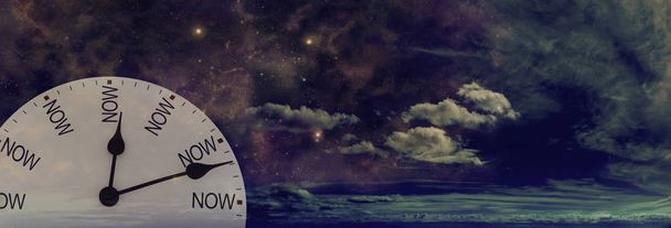 O tempo é sempre AGORA dia ou noite - mostrador branco do relógio com AGORA substituindo os algarismos por um fundo de céu escuro e nublado
  - Foto, Imagem
