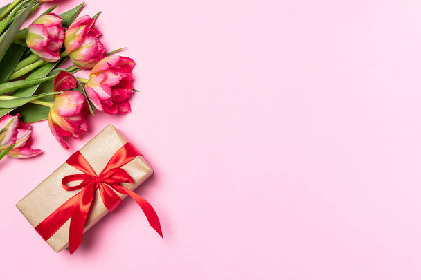 8 Марта Весна, блог о стиле жизни - розовые тюльпаны, подарочная коробка, красная лента на розовом фоне, пространство для копирования, вид сверху
 - Фото, изображение