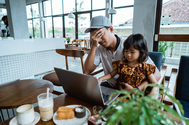 child disturb her dad while working - Photo, image