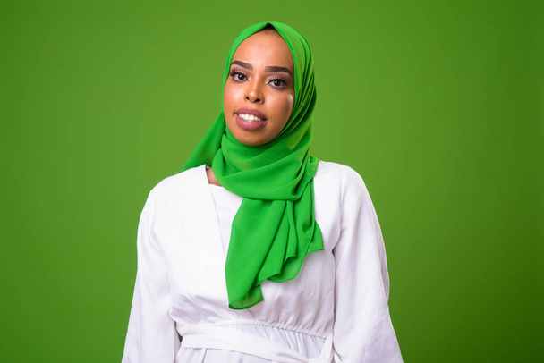 Joven mujer musulmana africana contra croma key con fondo verde
 - Foto, imagen