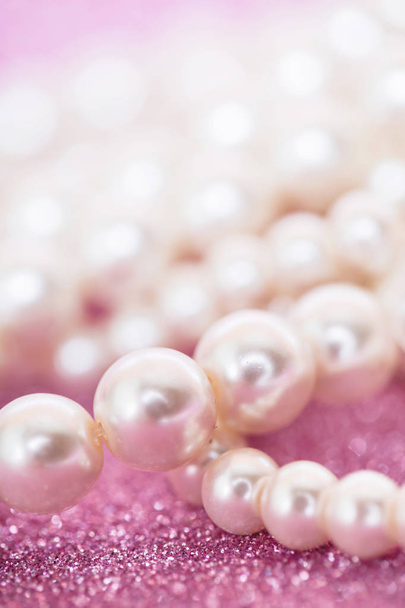Haufen Perlen auf rosa festlichem Hintergrund - Foto, Bild