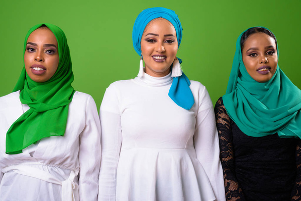 Jeune femme musulmane africaine sur clé chroma avec fond vert
 - Photo, image