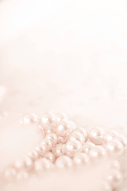 Perle e piume, romantico allestimento con spazio vuoto
 - Foto, immagini