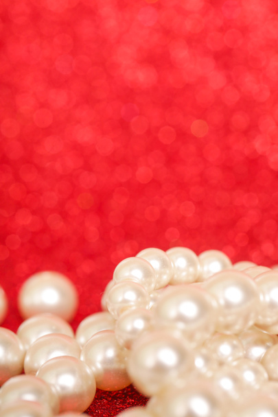 Kupie perły na czerwono. Kupie perły na czerwonym tle Boże Narodzenie  - Zdjęcie, obraz