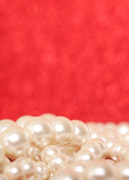 Un mucchio di perle sul rosso. Mucchio di perle su sfondo rosso di Natale
  - Foto, immagini