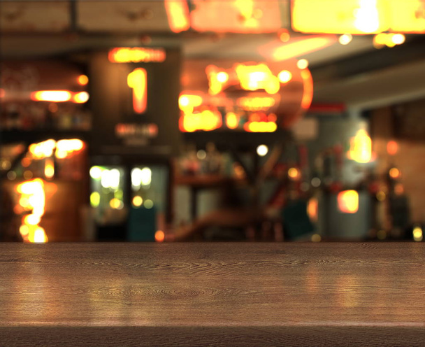 Bokeh-Hintergrund mit leerer Holzplatte im Nachtcafé verwischen - Foto, Bild